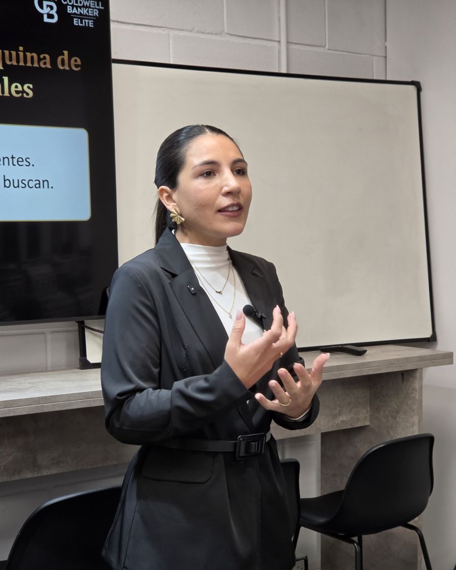 Clara Pérez dando una charla en el escenario